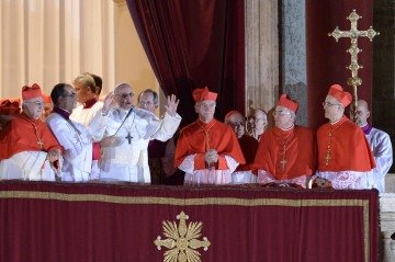 O cardeal argentino Jorge Bergoglio, eleito Papa Francisco I (3º à esquerda), discursa para a multidão na sacada da Basílica de São Pedro após ser eleito o 266º papa da Igreja Católica Romana em 13 de março de 2013, no Vaticano.  -  (crédito: Filippo MONTEFORTE / AFP)