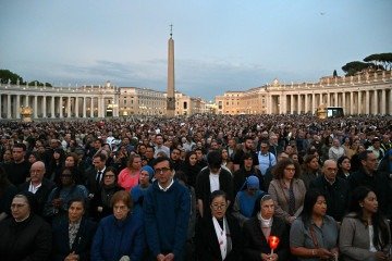 Fiéis oram o Rosário em memória do papa, no fim da tarde de ontem, na Praça de São Pedro, no Vaticano: comoção, fé e dor  -  (crédito:  AFP)