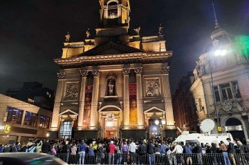 Fiéis se reúnem diante da Basílica de San José de Flores, no bairro onde Francisco nasceu, em Buenos Aires 