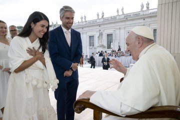 Os noivos relatam que o encontro com o papa foi 'um momento tão único e especial'. -  (crédito: Arquivo pessoal )
