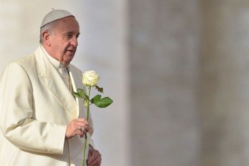 Simples que foi, escolheu uma sepultura de terra, sem decoração e com uma pequena placa escrita 'Franciscus' -  (crédito:   Vincenzo Pinto / AFP)