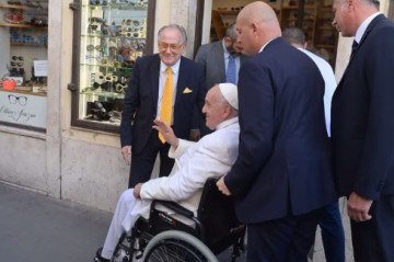 A brasiliense Gabriela Fialho mostra a carta recebida do papa, por meio de um assessor  -  (crédito: Arquivo pessoal )