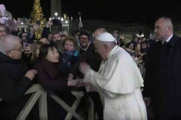 Papa deu tapinhas na mão de mulher que o agarrou -  (crédito: Reprodução)