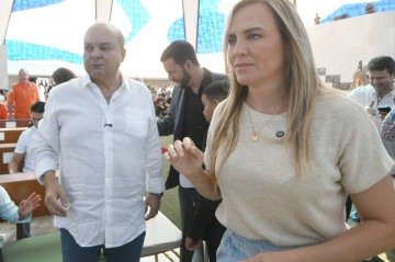 Ibaneis Rocha e Celina Leão na celebração dos 65 anos de Brasília na Catedral -  (crédito: Ed Alves/CB/D.A. Press)