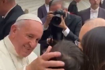 Ibaneis Rocha publicou em suas redes sociais imagens de momentos distintos onde encontrou com o papa Francisco, juntamente com a mulher Mayara e o filho Mateus -  (crédito: Reprodução/Redes sociais)