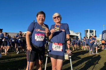 Kazumi e Helenice exibem, orgulhosas, as medalhas de participação. Corrida é só mais um obstáculo que entenderam como vencer