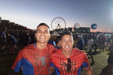 Martins (D), professor de educação física, correu com Silveira, seu ex-aluno e futuro colega de profissão
