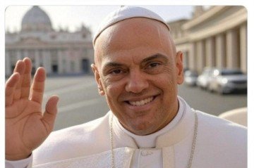 Na imagem, Moraes aparece vestido de papa no Vaticano -  (crédito: Divulgação/Redes Sociais)