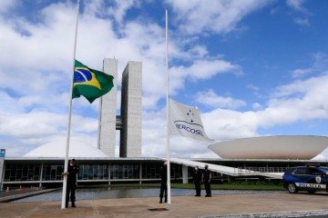 A Bandeira Nacional e a do Mercosul permanecerão hasteadas a meio-mastro enquanto durar o luto
 -  (crédito: Foto: Roque de Sá/Agência Senado)