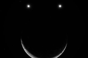 Imagem ilustrativa que mostra lua e dois planetas formando 'carinha feliz' circula pelas redes sociais -  (crédito: Reprodução/Redes sociais)