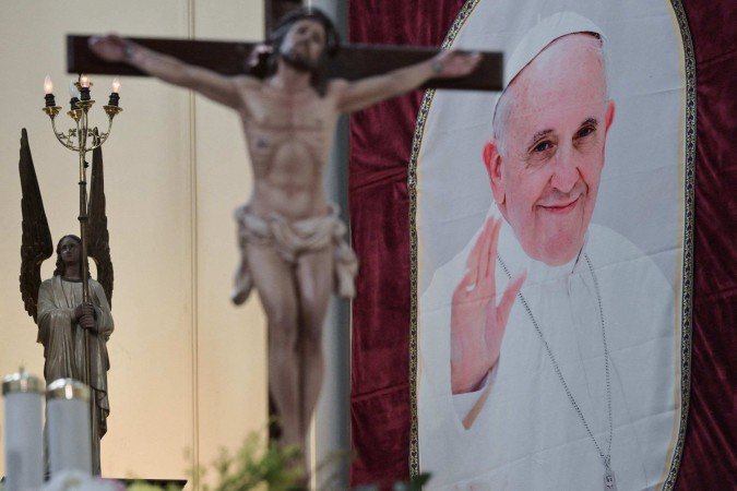 Um retrato do Papa Francisco (à direita) é visto na Catedral de Jacarta, em Jacarta, em 21 de abril de 2025 - (crédito: BAY ISMOYO / AFP) Um retrato do Papa Francisco (à direita) é visto na Catedral de Jacarta, em Jacarta, em 21 de abril de 2025 - (crédito: BAY ISMOYO / AFP)