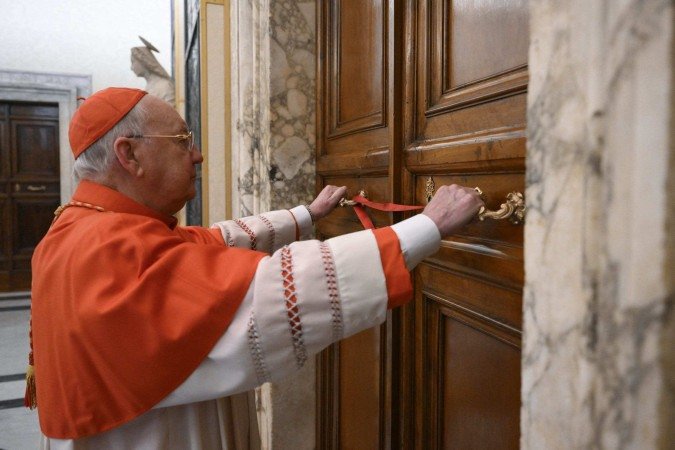 As portas do apartamento do papa, no Palácio Apostólico, são seladas e serão abertas após o conclave 