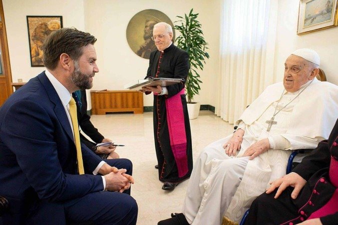 J.D. Vance participou da missa de Sexta-feira Santa na Basílica de São Pedro, no Vaticano, em 18 de abril - (crédito: Getty Images) J.D. Vance participou da missa de Sexta-feira Santa na Basílica de São Pedro, no Vaticano, em 18 de abril - (crédito: Getty Images)