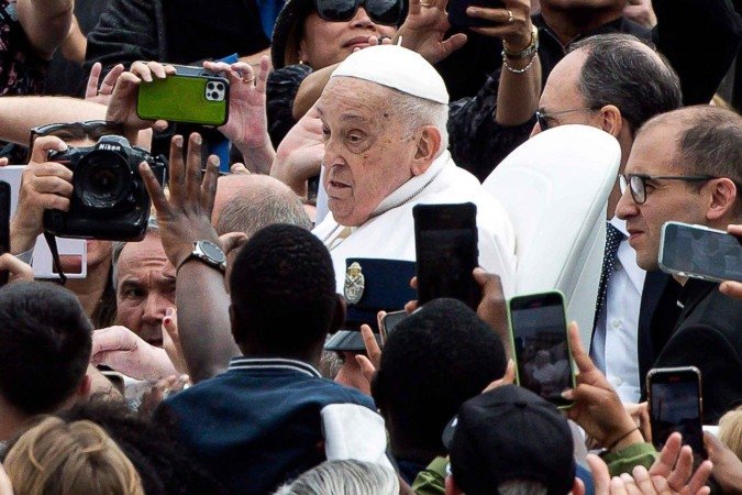 Após discursar, o papa Francisco fez um trajeto pela praça e abençoou algumas crianças - (crédito: EPA) Após discursar, o papa Francisco fez um trajeto pela praça e abençoou algumas crianças - (crédito: EPA)
