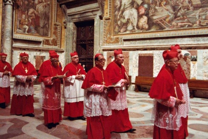 Os cardeais rezam na Basílica de São Pedro antes de iniciar o Conclave. Na foto, o conclave de 2005, que escolheu Bento 16 - (crédito: Getty Images) Os cardeais rezam na Basílica de São Pedro antes de iniciar o Conclave. Na foto, o conclave de 2005, que escolheu Bento 16 - (crédito: Getty Images)