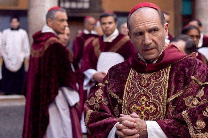 'Conclave' mostra os conflitos entre candidatos fictícios ao papado, como o cardeal conservador Tedesco, interpretado por Sergio Castellitto - (crédito: Focus Features) 'Conclave' mostra os conflitos entre candidatos fictícios ao papado, como o cardeal conservador Tedesco, interpretado por Sergio Castellitto - (crédito: Focus Features)
