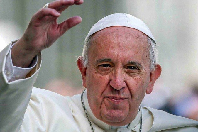 Papa Francisco cumprimentando seu predecessor, o papa emérito Bento 16, em uma missa papal em 2014 - (crédito: Getty Images) Papa Francisco cumprimentando seu predecessor, o papa emérito Bento 16, em uma missa papal em 2014 - (crédito: Getty Images)