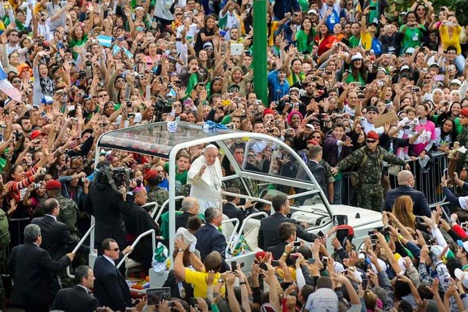 Na primeira viagem internacional, com menos de quatro meses de pontificado, o papa é saudado por uma multidão de fiéis no Rio de Janeiro -  (crédito: Tânia Rêgo/Agência Brasil)