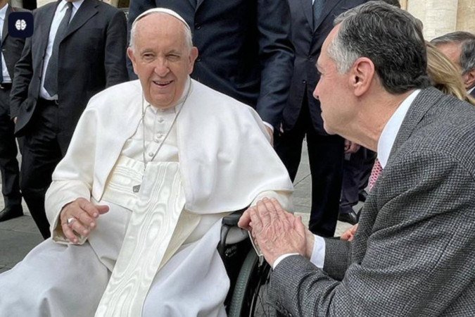 O presidente do STF, Luís Roberto Barroso, postou foto com Francisco, em encontro em 2023 no Vaticano  -  (crédito: Instagram/barroso)