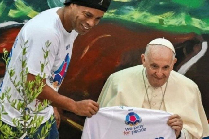 Papa esteve com diversos craques do futebol mundial em sua jornada no Vaticano -  (crédito: Foto: Reprodução instagram)