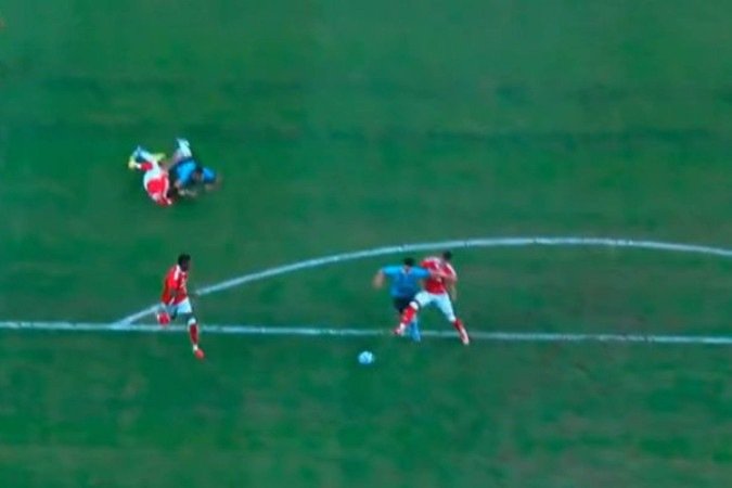 Grêmio criticou o árbitro Bráulio da Silva Machado por não marcar pênalti sobre Aravena - (crédito: Foto: Reprodução) Grêmio criticou o árbitro Bráulio da Silva Machado por não marcar pênalti sobre Aravena - (crédito: Foto: Reprodução)