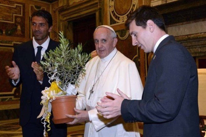 Papa com Buffon e Messi, craques do futebol mundial - (crédito: Foto: Claudio Villa/Getty Images)) Papa com Buffon e Messi, craques do futebol mundial - (crédito: Foto: Claudio Villa/Getty Images))
