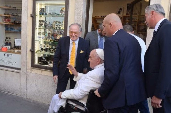 A brasiliense Gabriela Fialho mostra a carta recebida do papa, por meio de um assessor - (crédito: Arquivo pessoal ) A brasiliense Gabriela Fialho mostra a carta recebida do papa, por meio de um assessor - (crédito: Arquivo pessoal )