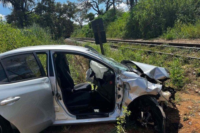 Depois da colisão, carro foi parar no meio do mato. Ocupantes tiveram de ser desencarcerados - (crédito: CBMMG) Depois da colisão, carro foi parar no meio do mato. Ocupantes tiveram de ser desencarcerados - (crédito: CBMMG)