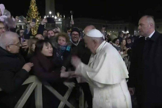 Papa deu tapinhas na mão de mulher que o agarrou -  (crédito: Reprodução)