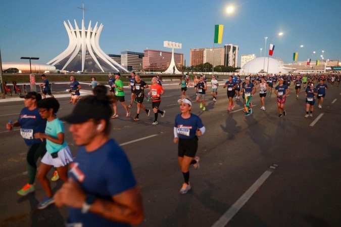 No segundo dia de provas, a largada foi dada às 5h30 ao lado da Esplanada dos Ministérios, com os atletas encarando os desafiadores 42km sob o céu ainda escuro da cidade. - (crédito: Luis Nova / CB/DAPress) No segundo dia de provas, a largada foi dada às 5h30 ao lado da Esplanada dos Ministérios, com os atletas encarando os desafiadores 42km sob o céu ainda escuro da cidade. - (crédito: Luis Nova / CB/DAPress)