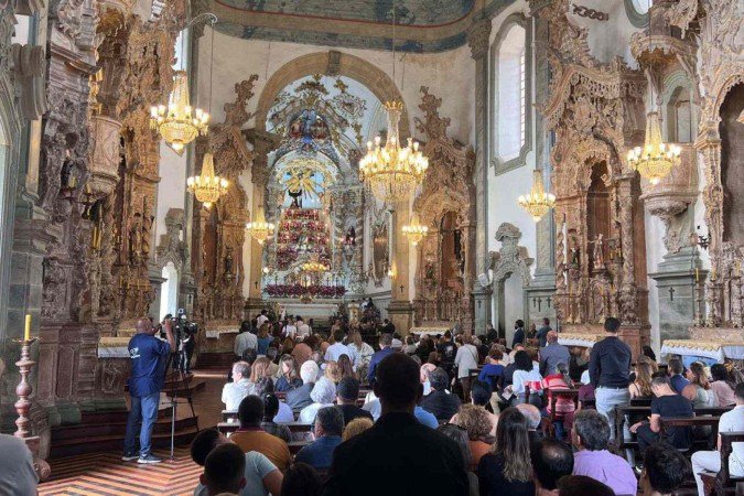 Após a missa, celebrada pelo monsenhor Geraldo Magela, foi feita uma celebração no mausoléu da família, onde Tancredo está enterrado - (crédito: Edesio Ferreira/EM/D.A Press) Após a missa, celebrada pelo monsenhor Geraldo Magela, foi feita uma celebração no mausoléu da família, onde Tancredo está enterrado - (crédito: Edesio Ferreira/EM/D.A Press)