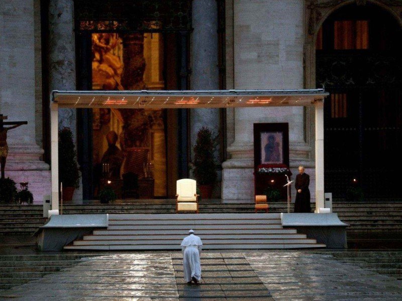 A Praça de São Pedro no Vaticano praticamente vazia em foto de outubro de 2020 -  (crédito: AFP)