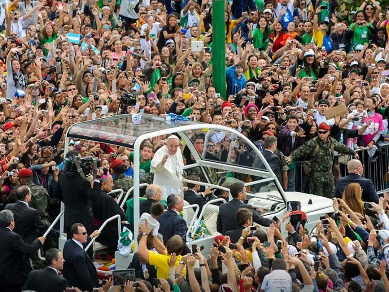 Na primeira viagem internacional, com menos de quatro meses de pontificado, o papa é saudado por uma multidão de fiéis no Rio de Janeiro -  (crédito: Tânia Rêgo/Agência Brasil)