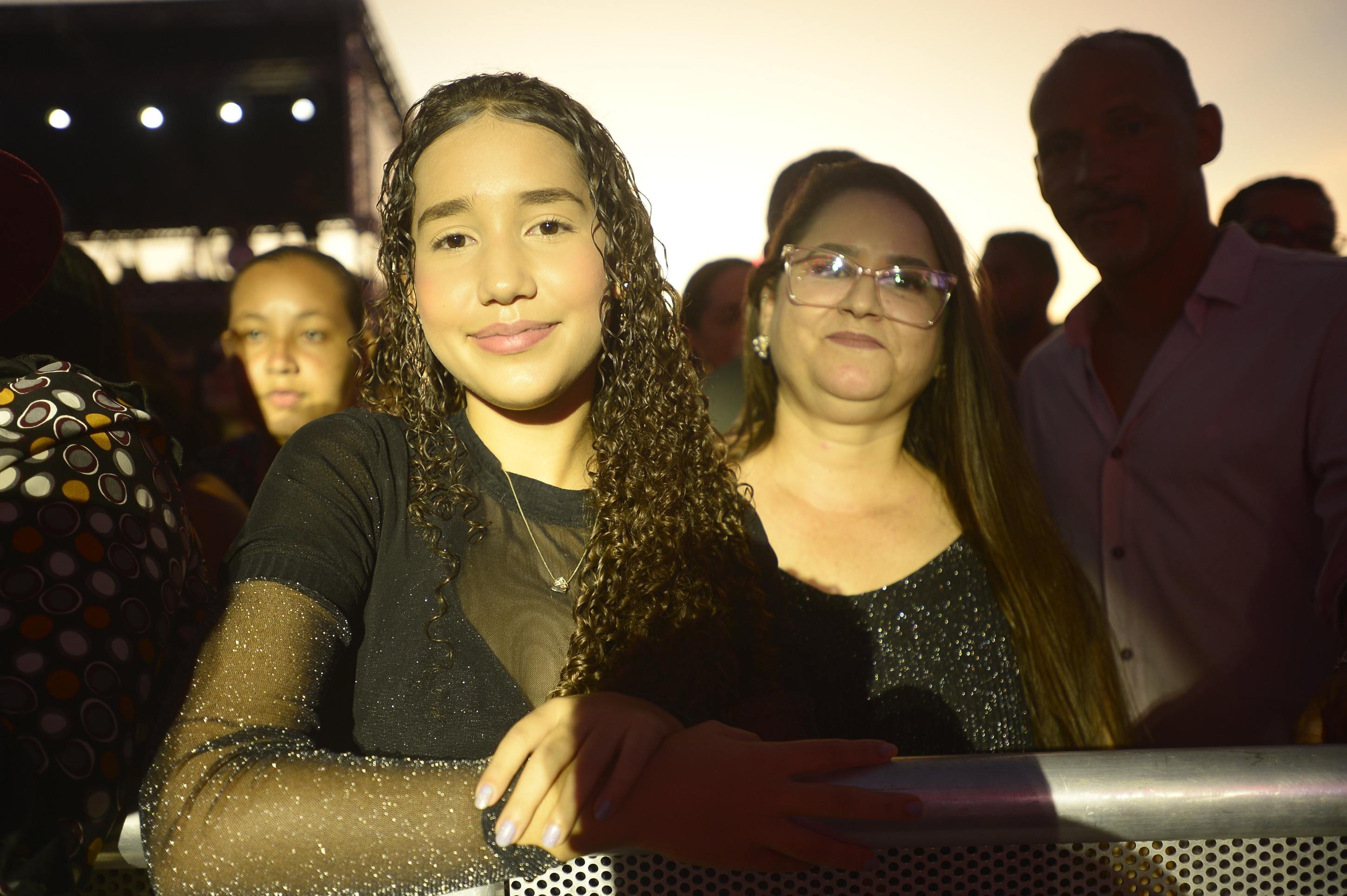 Renata Carvalho e a filha Larissa chegaram cedo à Esplanada para ver Zé Neto e Cristiano