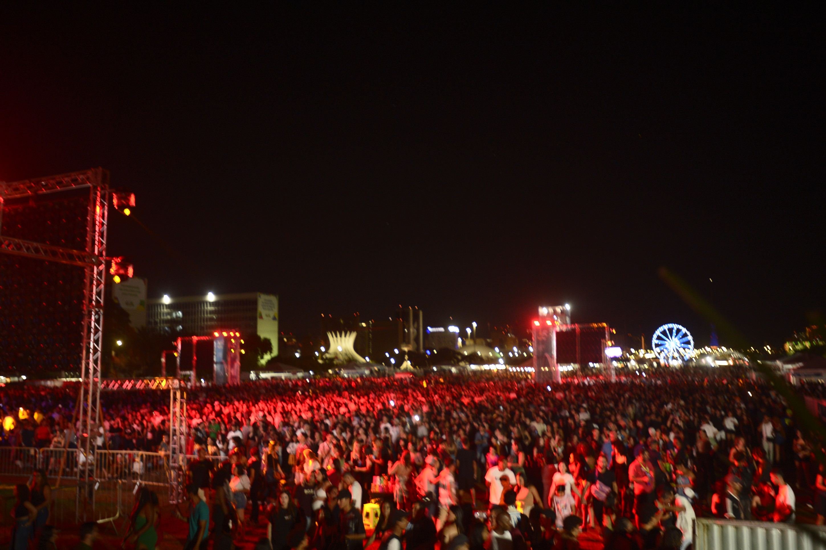 Brasília comemora 65 anos com última noite de shows na Esplanada