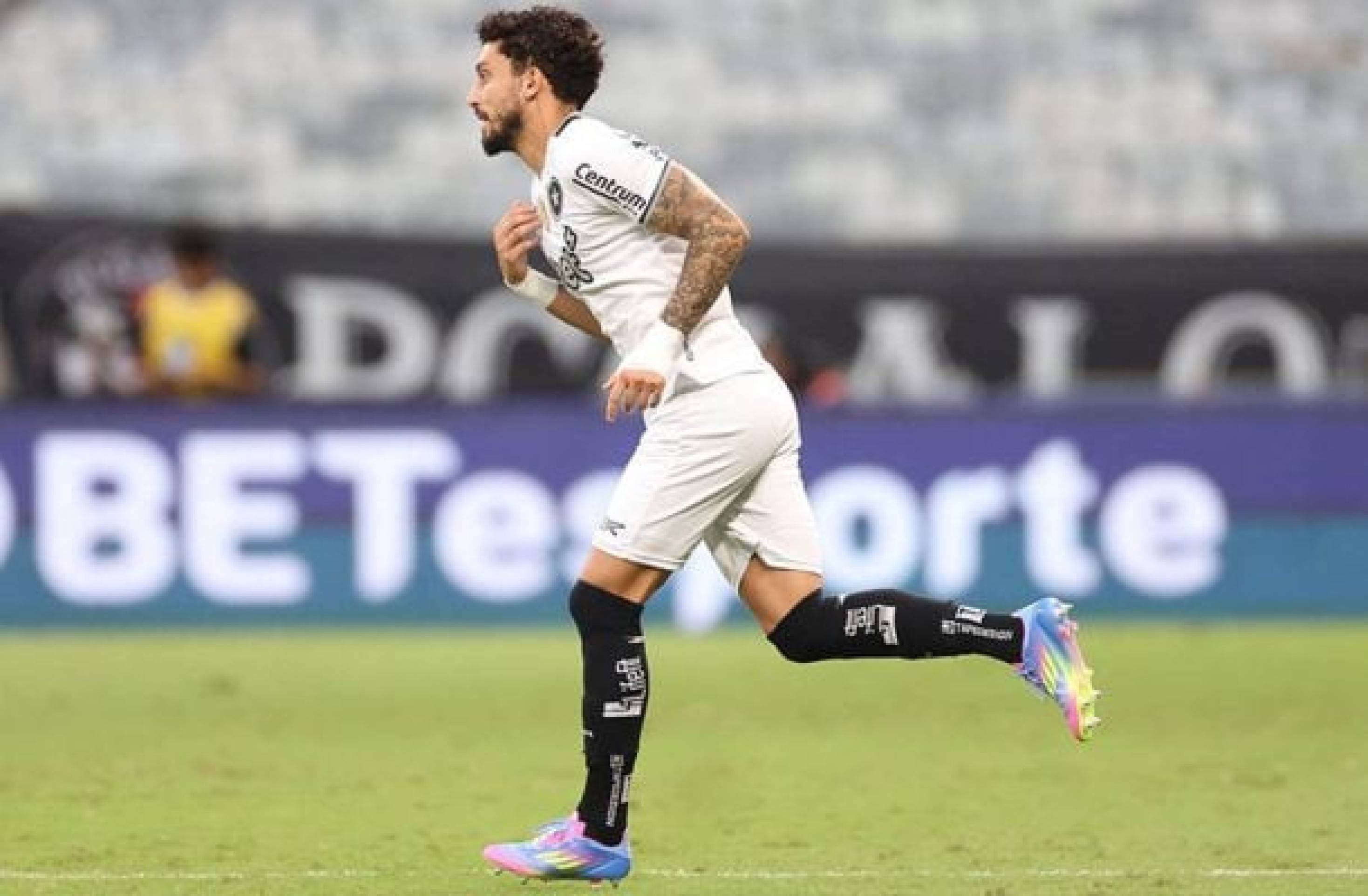 Alex Telles reconhece má fase do Botafogo na temporada: ‘Não fugimos da responsabilidade’