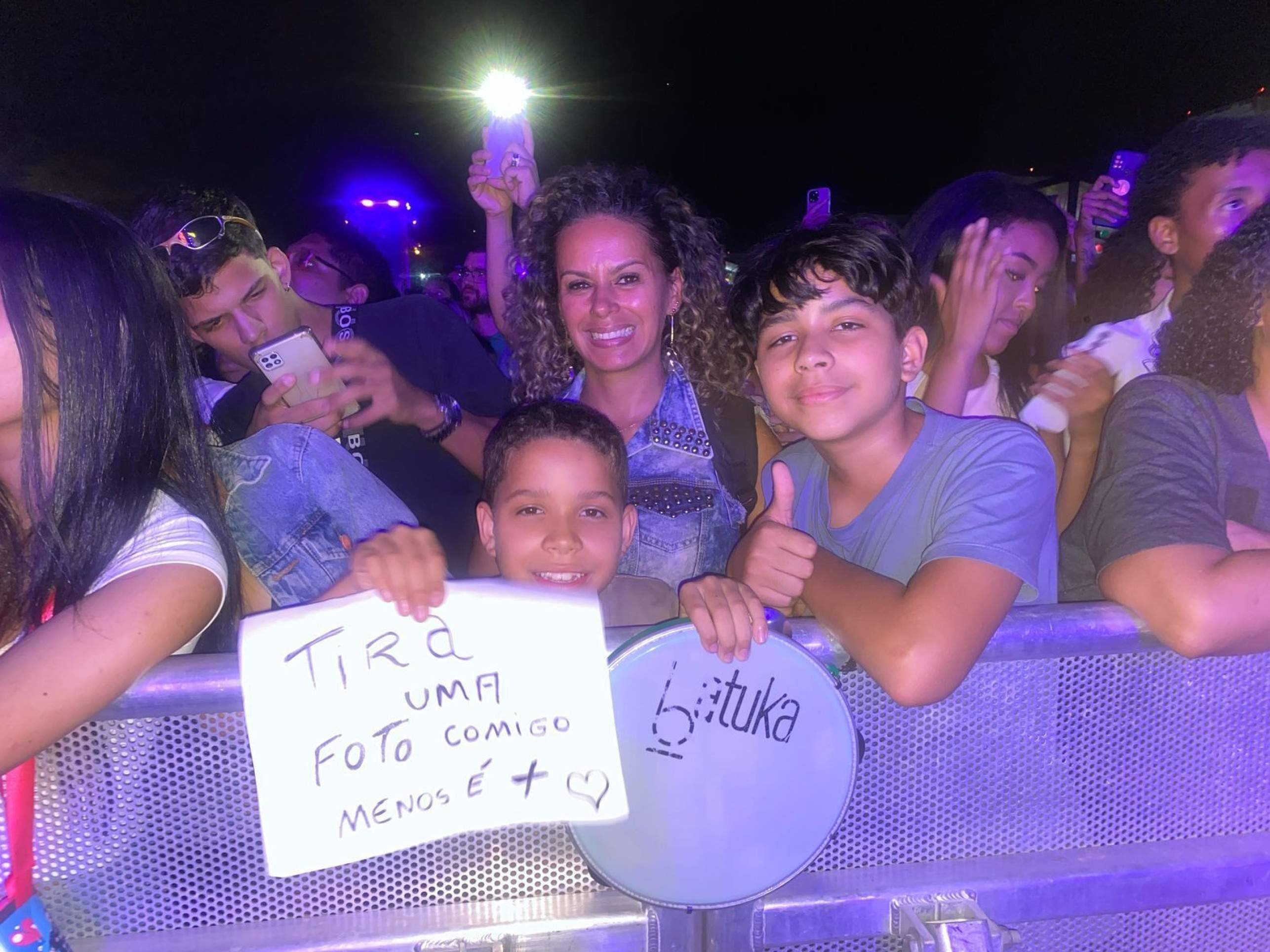 Joice Mariano veio de Cristalina para o show do Menos é Mais, ao lado dos filhos: Miguel e Murilo