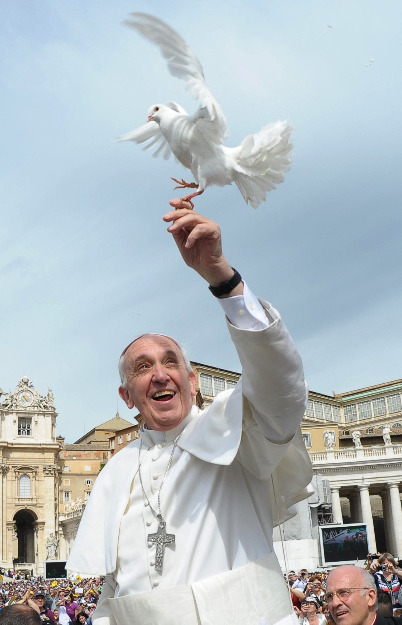 O Papa Francisco solta uma pomba branca diante dos peregrinos após sua audiência geral semanal na Praça de São Pedro, no Vaticano, em 15 de maio de 2013