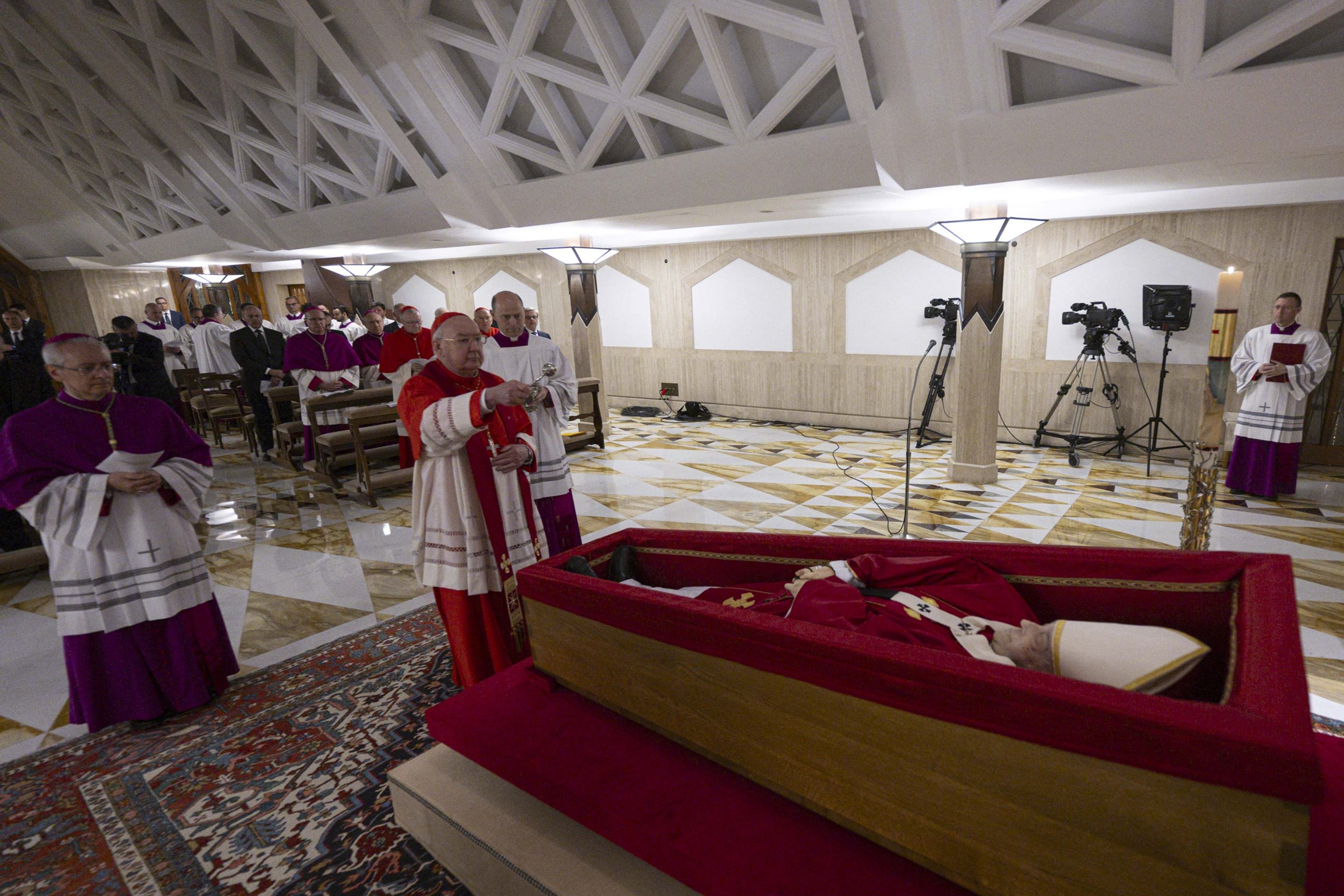 Corpo de papa Francisco começa a ser velado no Vaticano; veja imagens