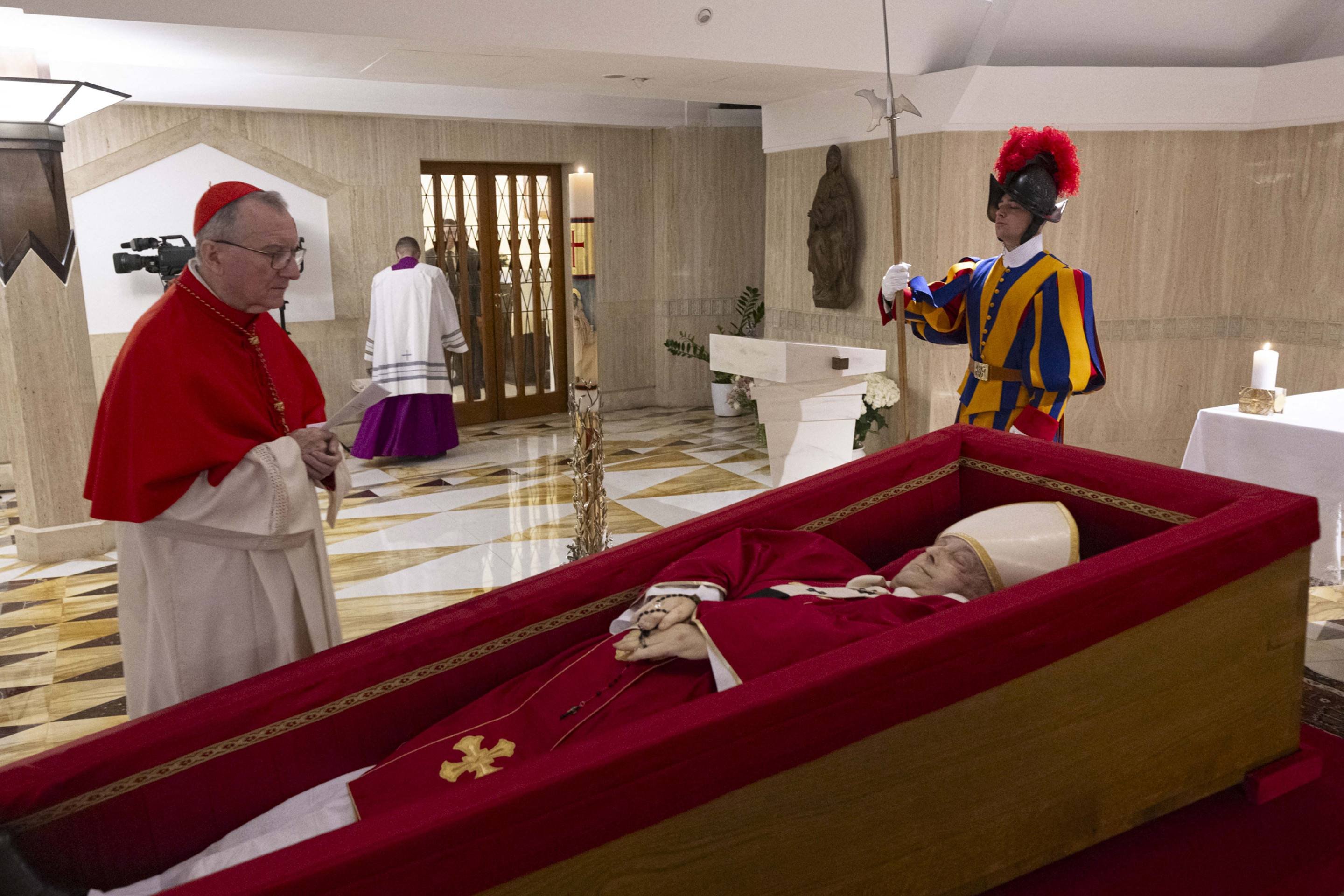 Vaticano divulgou as primeiras imagens do corpo do papa Francisco, que morreu nesta segunda-feira (21/4), aos 88 anos em decorrÊncia de um AVC       