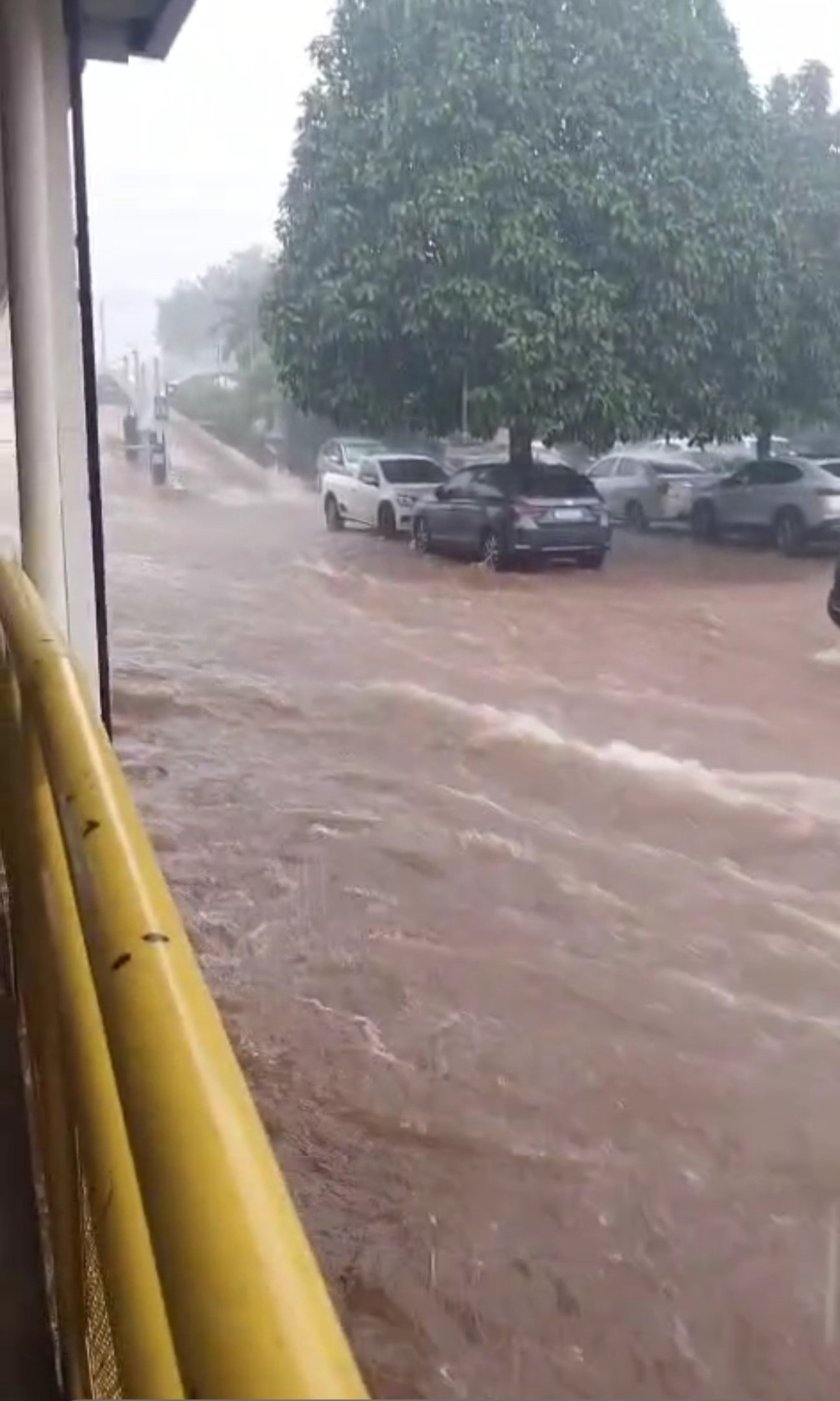 Chuva forte em Ceilândia causa problemas em ruas e no Metrô