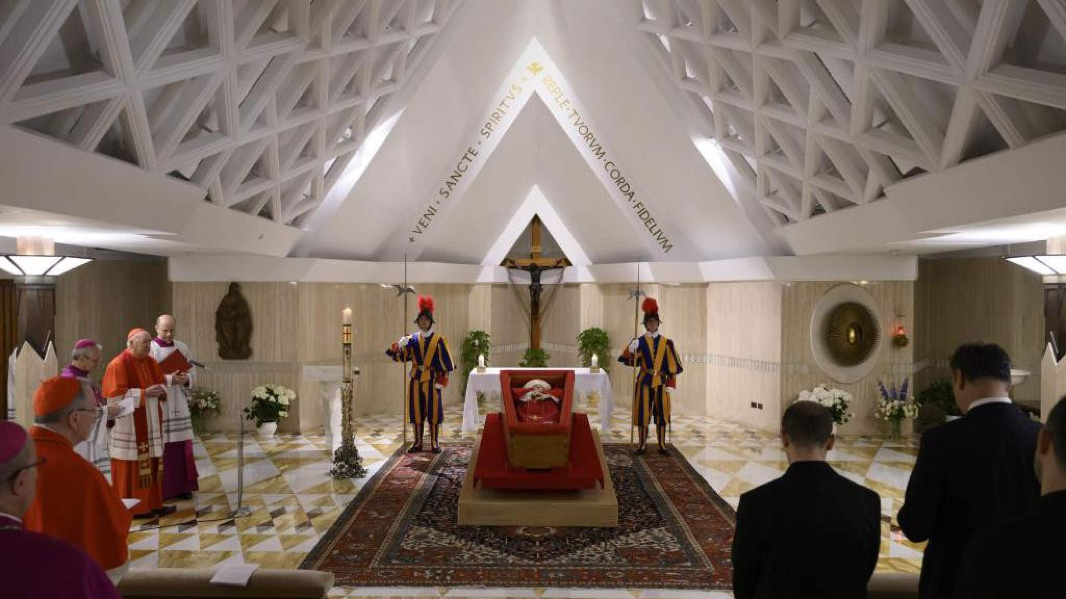 Anteriormente, os papas eram enterrados em três caixões: um feito de cipreste, outro de chumbo e um terceiro de carvalho. Agora, será utilizado apenas um de madeira com revestimento de zinco. -  (crédito: Getty Images)