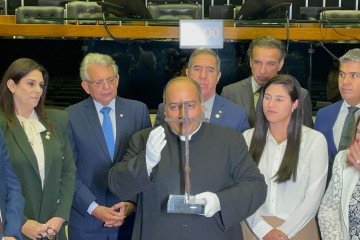  
Padre Omar Barroso, São José da Lagoa (RJ) juntamente com parlamentares, reza o Pai Nosso no plenário da Câmara dos Deputados, com a cruz original da primeira missa do Brasil.
 -  (crédito: Wal Lima )