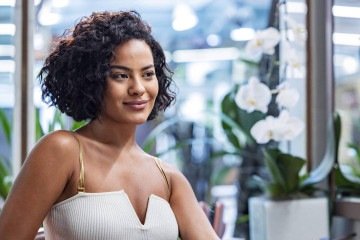 O corte de cabelo de Maria
de Fátima foi adaptado
para o cabelo cacheado da
atriz Bella Campos