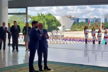 Boric passou as tropas em revista e subiu a rampa do Palácio do Planalto, onde foi recebido por Lula -  (crédito: Victor Correia/CB/DA.Press)
