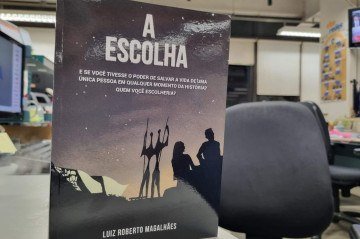Livro 'A escolha' na redação do Correio: história de Roberto se mistura com a do jornal -  (crédito: Ronayre Nunes/CB/D.A. Press)