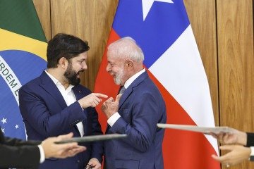  O presidente Luiz Inácio Lula da Silva recebe o presidente do Chile, Gabriel Boric     -  (crédito: Marcelo Camargo/Agência Brasil)