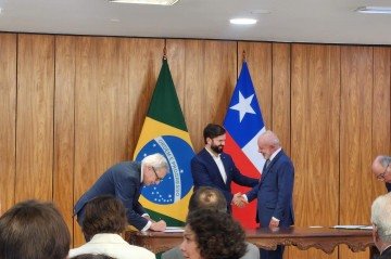 Lula e Gabriel Boric se reuniram no Palácio do Planalto e assinaram ao menos 10 acordos de cooperação entre Brasil e Chile -  (crédito: Eduarda Esposito/CB/D.A. Press)
