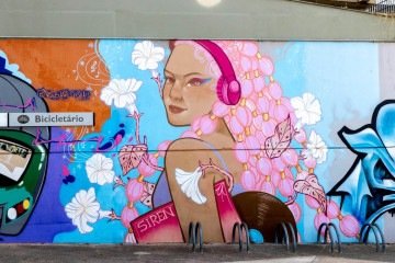 Com o rosa predominante em sua paleta de cores, composta por tons vibrantes, Siren usa spray, tinta látex ou acrílica, além do bordado e das ferramentas digitais, em suportes como murais, madeiras, caixas de luz, tecidos e telas físicas e virtuais -  (crédito: Divulgação )