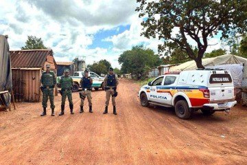 Policiais militares fazem rondas no povoado de Cunha, em busca do segundo suspeito -  (crédito: PMMG)
